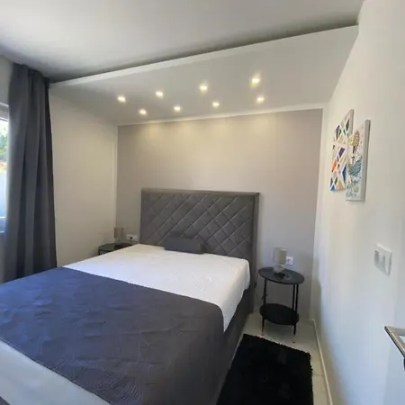 Luksusowy Apartament Z Podgrzewanym Basenem I Widokiem Na Morze Trogir Exterior photo