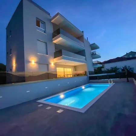 Luksusowy Apartament Z Podgrzewanym Basenem I Widokiem Na Morze Trogir Exterior photo