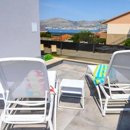 Luksusowy Apartament Z Podgrzewanym Basenem I Widokiem Na Morze Trogir Exterior photo