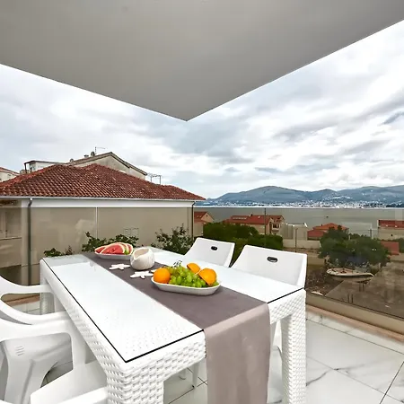 Luksusowy Apartament Z Podgrzewanym Basenem I Widokiem Na Morze Trogir Exterior photo