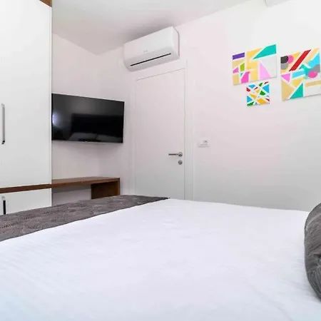 Luksusowy Apartament Z Podgrzewanym Basenem I Widokiem Na Morze Trogir Exterior photo